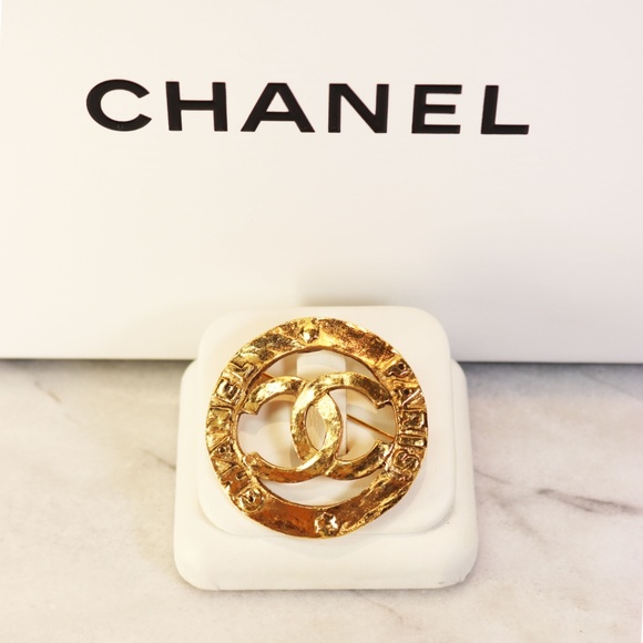 Chanel CC Logo Paris Gold Plated Brooch - Picture 7 of 14